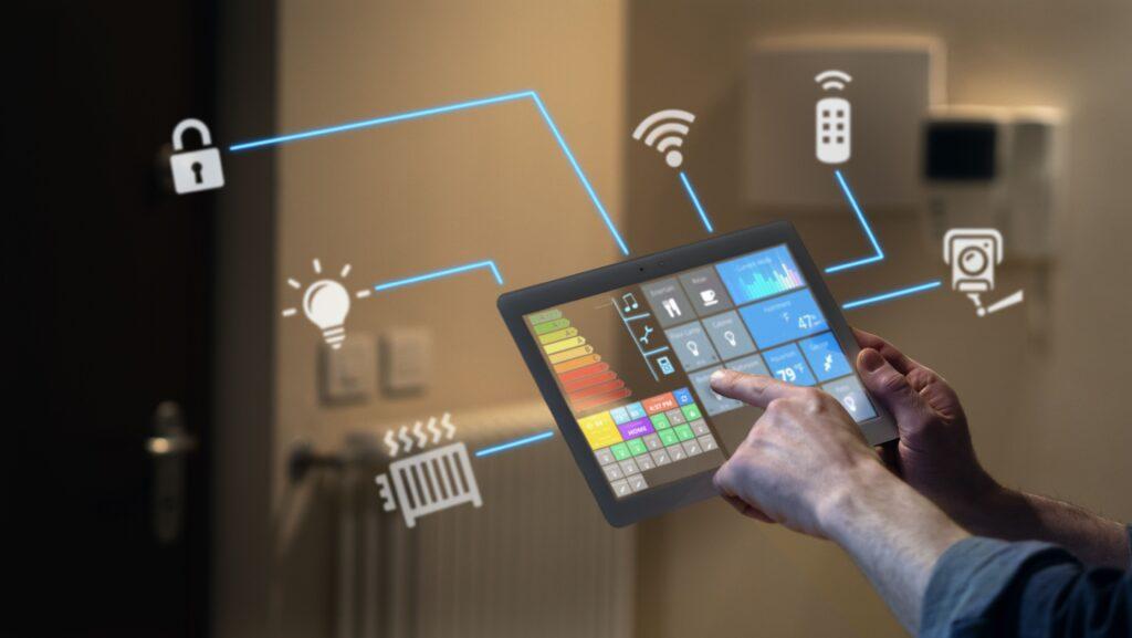 Eine Person hält ein Tablet in der Hand und hat darauf verschiedene Möglichkeiten ihr Haus smart zu bedienen