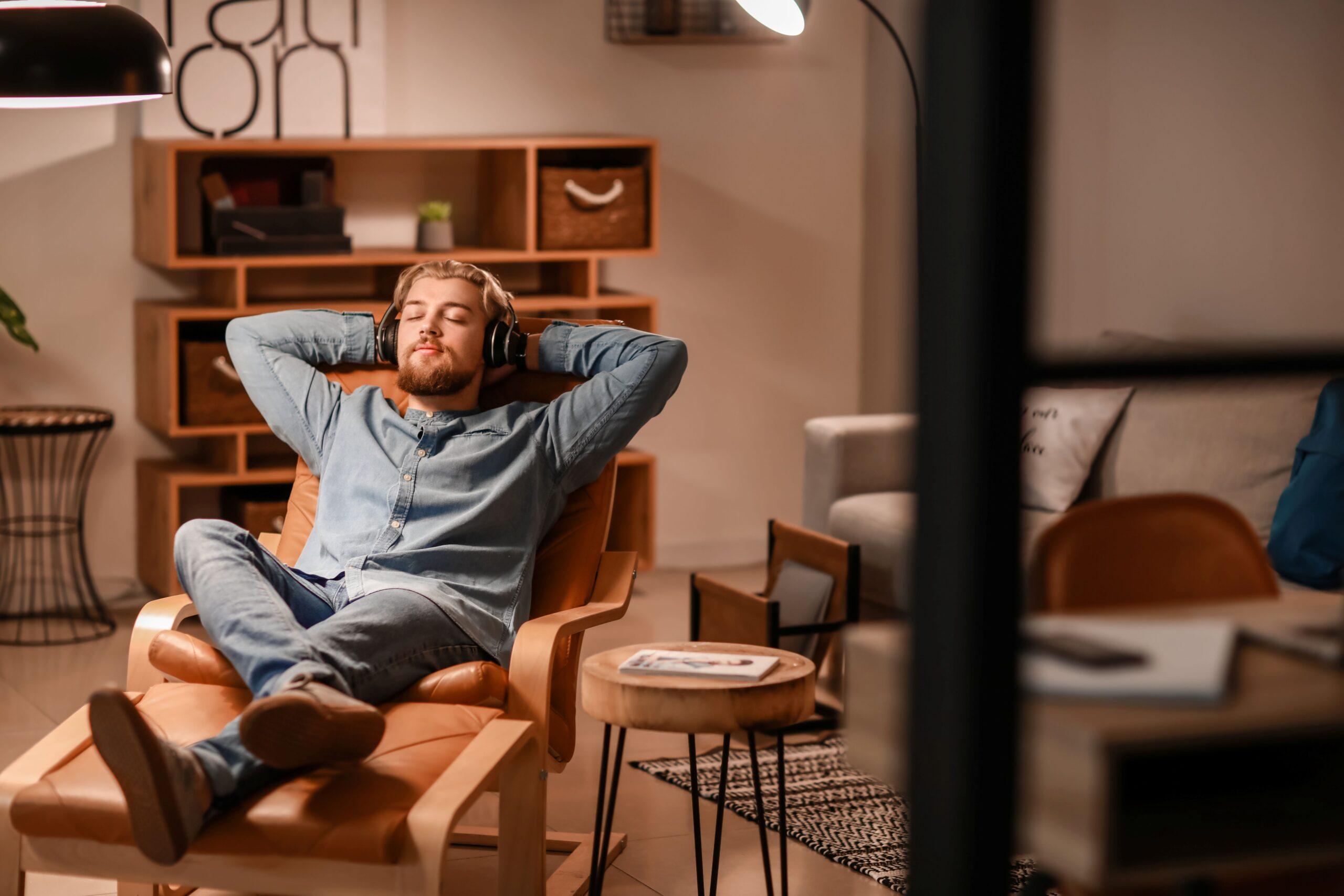 Mann entspannt sich im Wohnzimmer