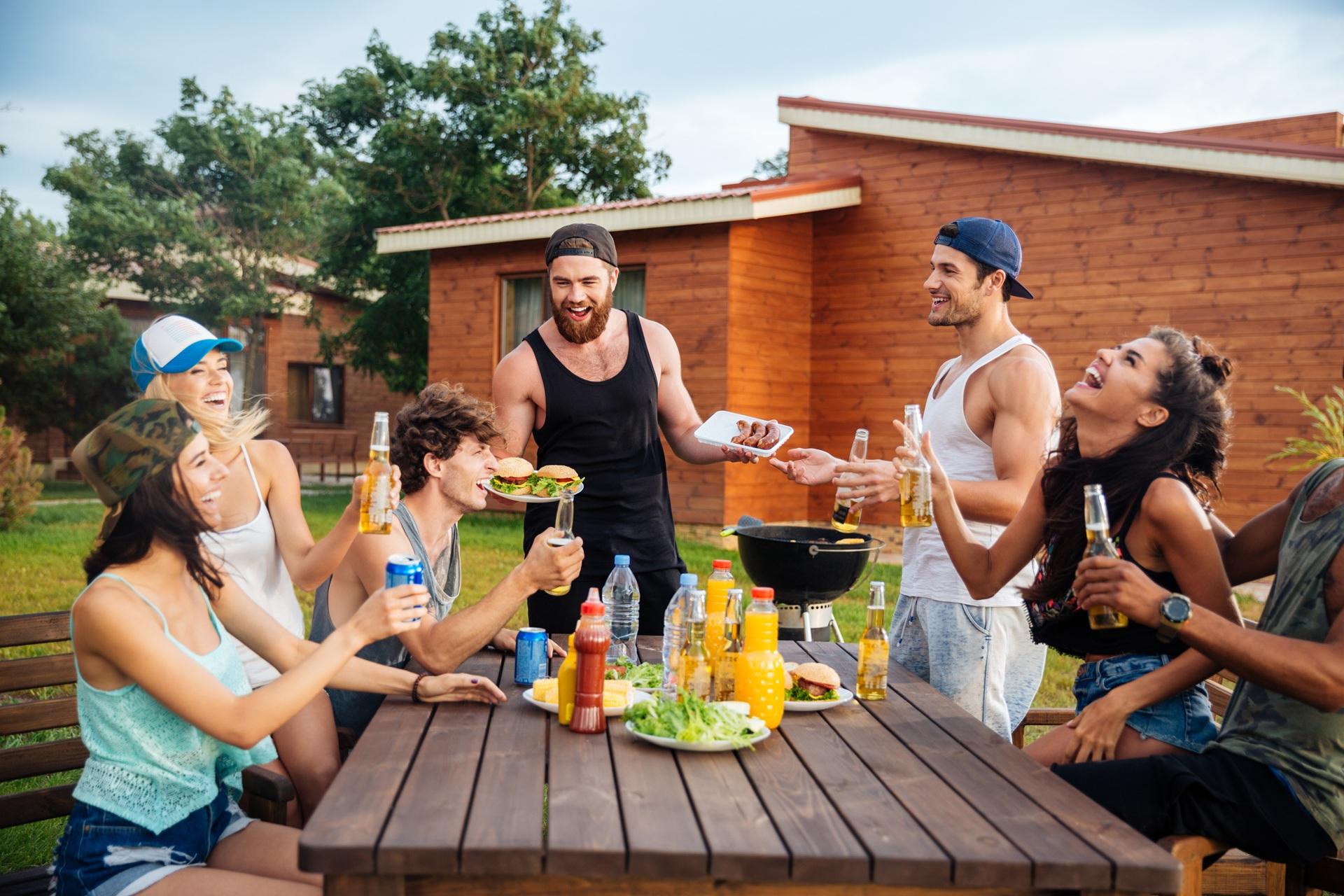 Junge Leute feiern mit Grill und Getränken | Partyzelt kaufen