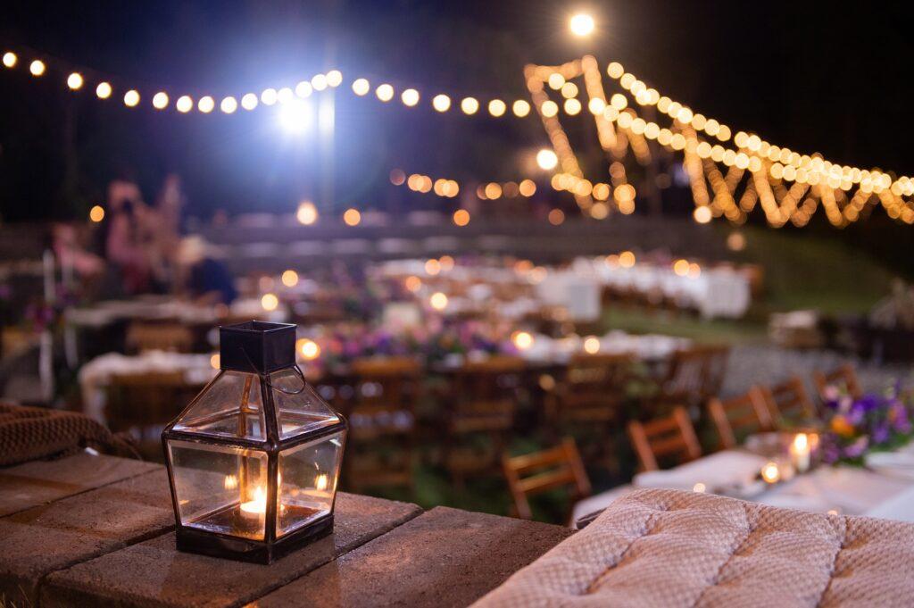 Abendliche Gartenfeier mit Lichterdeko | Partyzelt kaufen
