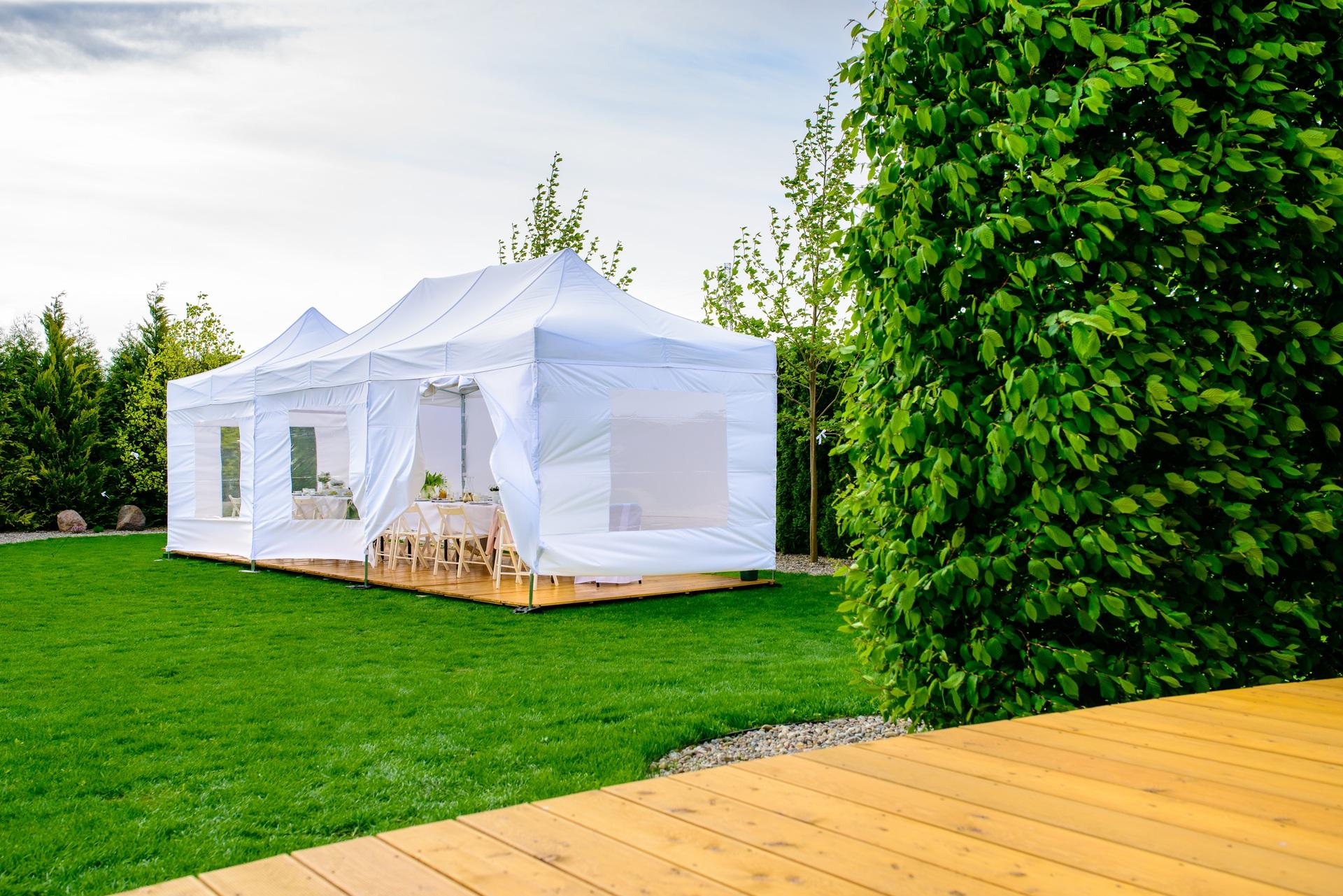 Zelt mit gedeckten Tischen im Garten | Partyzelt kaufen
