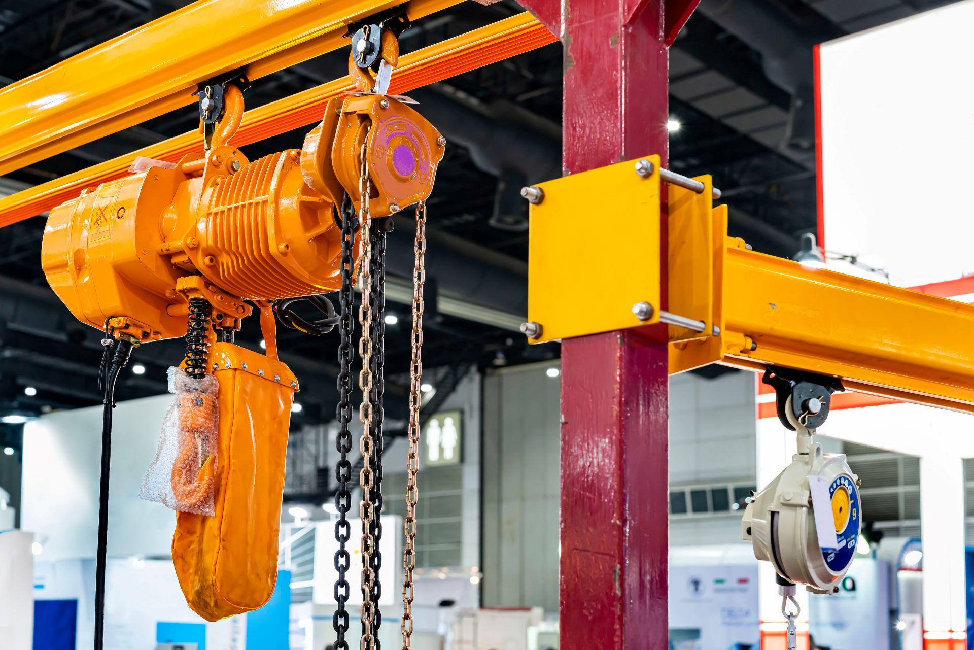 Elektrokettenzug in Montagehalle oder Werkstatt