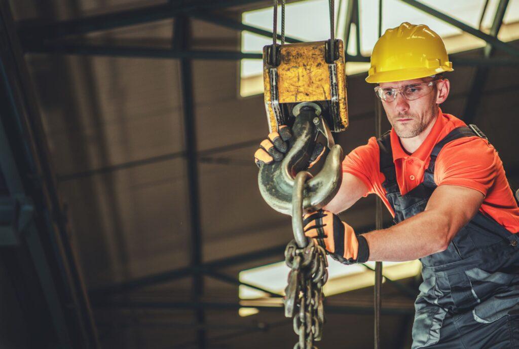 Elektrokettenzüge im Werkstatt-Einsatz mit Bediener