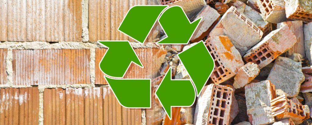 Recycling-Symbol vor Ziegelbruch – nachhaltige Erdarbeiten mit Wiederverwendung von Materialien und Tiefloeffel-Unterstuetzung